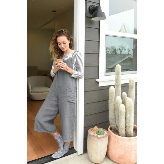 Frau in grauen Overalls, Modell Leinen Overall Storm, modisch und vielseitig