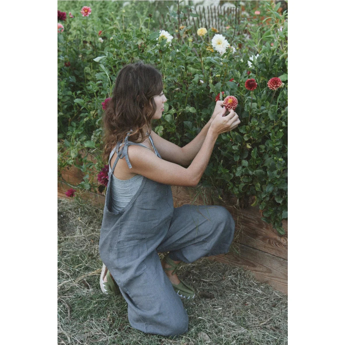 Frau in grauen Leinenoveralls, Produktname Leinen Overall Storm