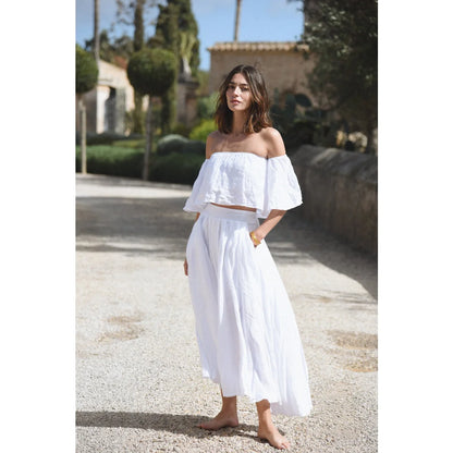 Frau in weißem Off-Shoulder Crop Top und Rock, Leinen Rock Alba Blanco