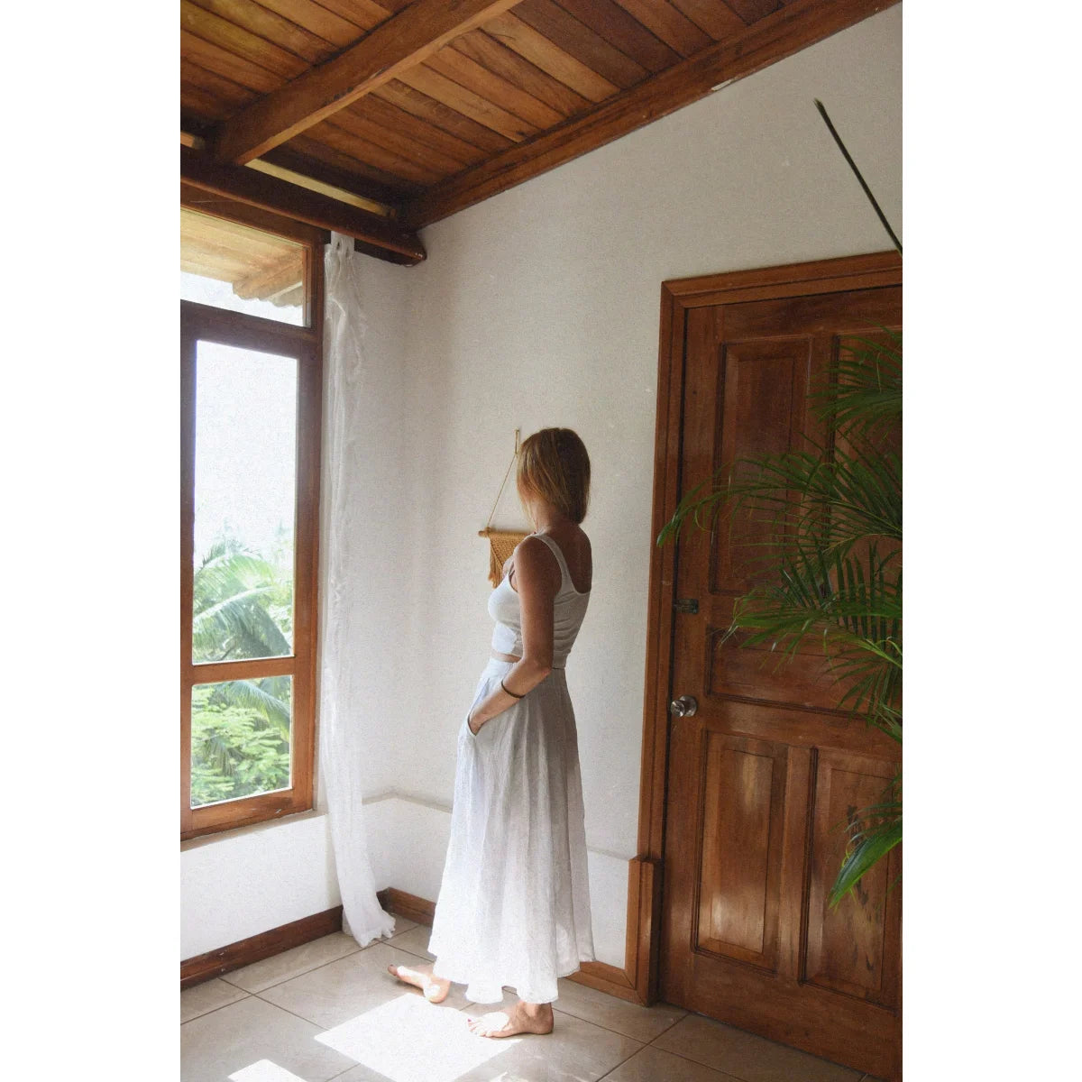 Frau in weißem Kleid für den Leinen Rock Alba Blanco Produkt