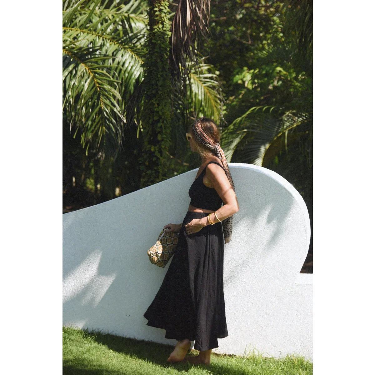 Frau im schwarzen Leinen Rock Alba Noir und Crop Top, stilvolle Mode