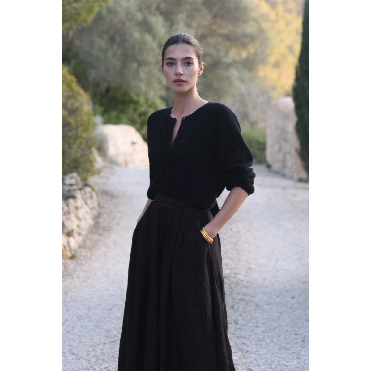 Frau in schwarzem Leinenrock Alba Noir und schwarzem Pullover, elegante Mode