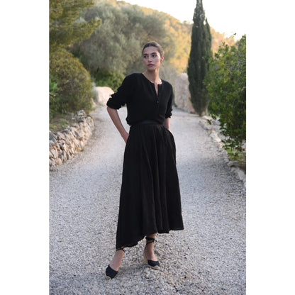 Frau in schwarzem Cardigan und Rock für Leinen Rock Alba Noir Produktaufnahme