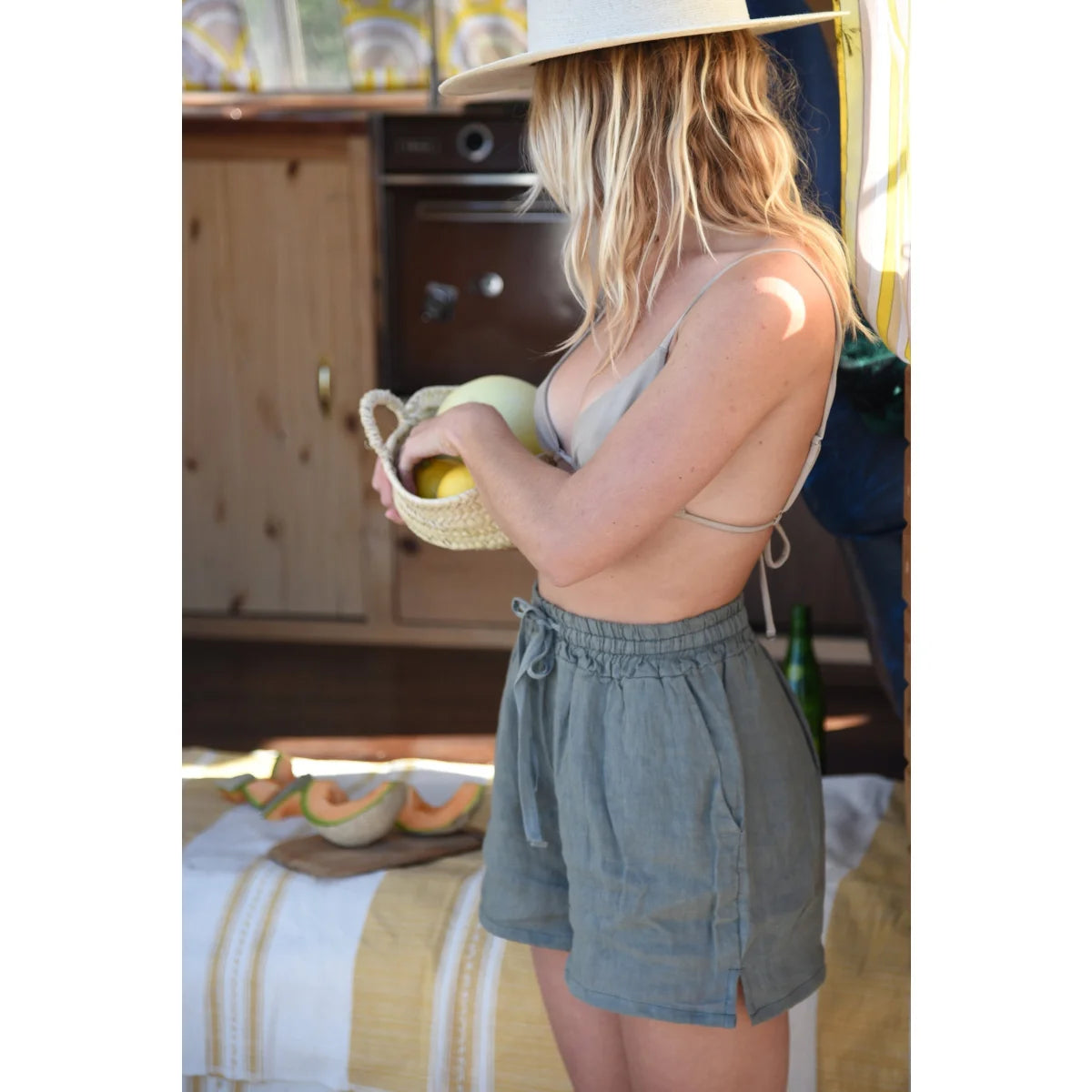 Frau mit blonden Haaren in einer Küche, trägt Leinen Shorts Seashell von Fern