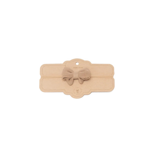 Taupe Little Bow Headband: beige Mini-Bogen mit weichem Stoff und symmetrischem Design