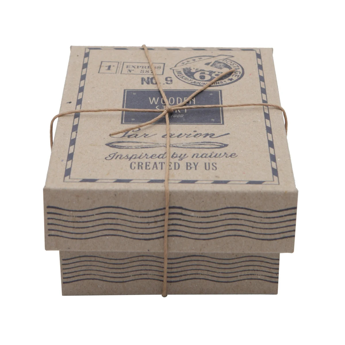 Ein rustikaler beiger karton mit navyblauem text und grafik, gebunden mit naturjute, für nachhaltige babykleidung schweiz
