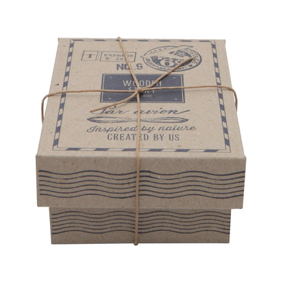 Ein rustikaler beiger karton mit navyblauem text und grafik, gebunden mit naturjute, für nachhaltige babykleidung schweiz
