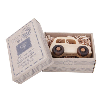 Eine lichte holzspielzeugauto little french car mit dunklen rädern in geschenkbox aus ökologische baby- & kinderprodukte