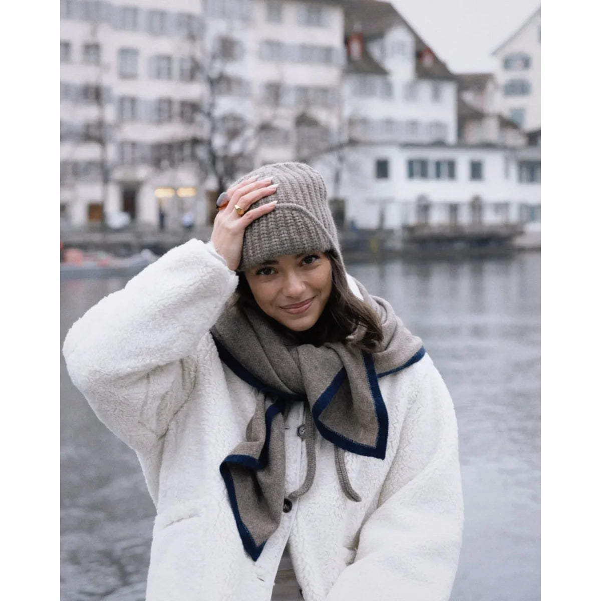 LOVEM LOLA STOLA Kaschmirschal Taupe Blau um die Schultern gelegt