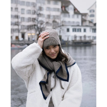 LOVEM LOLA STOLA Kaschmirschal Taupe Blau um die Schultern gelegt