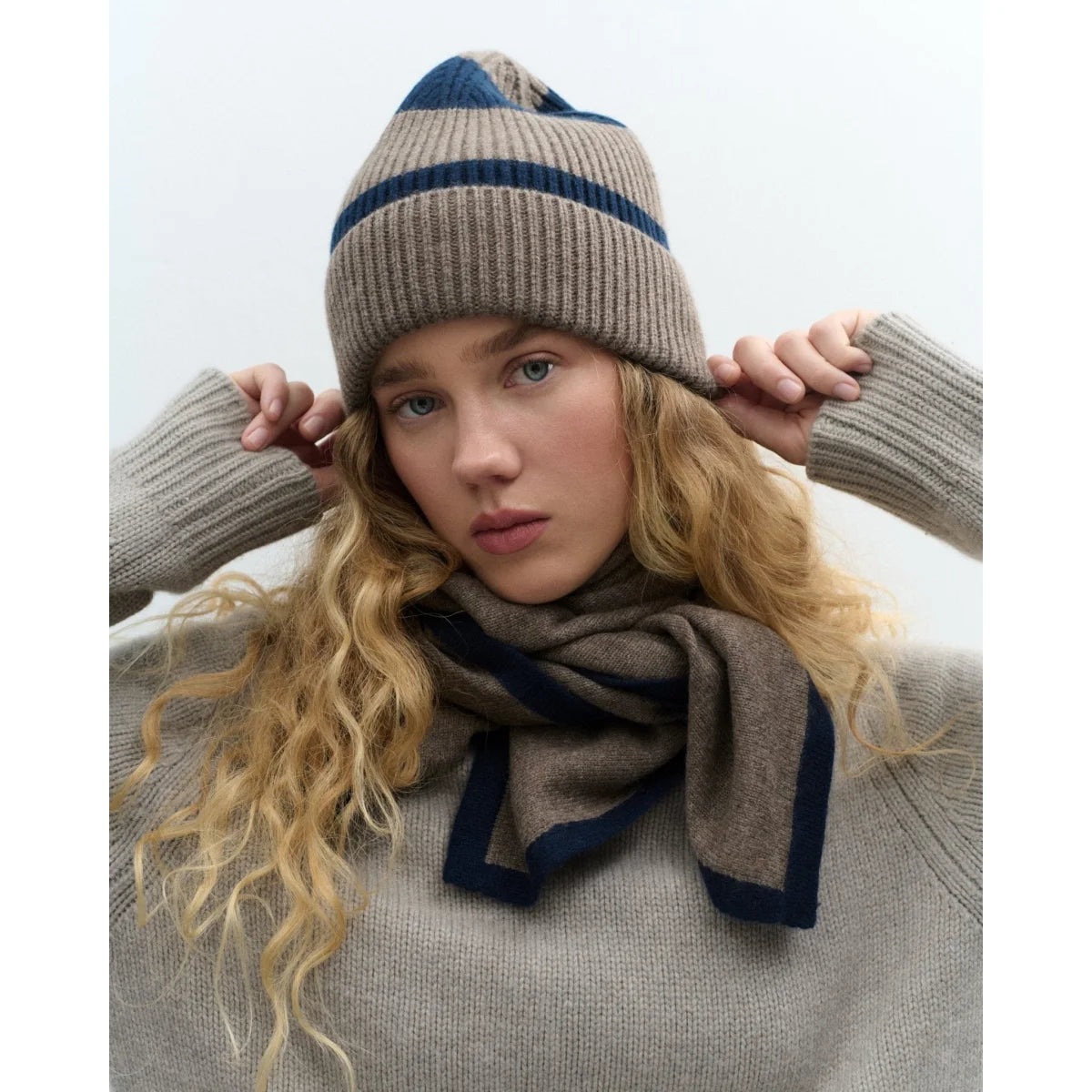 LOVEM LOLA STOLA Kaschmirschal Taupe Blau getragen