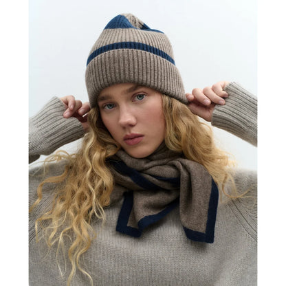 LOVEM LOLA STOLA Kaschmirschal Taupe Blau getragen