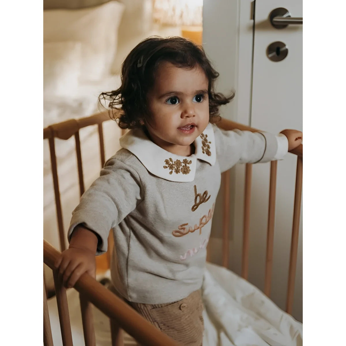 Snug Longsleeve mit Blumenkragen in Almond – Ansicht 5