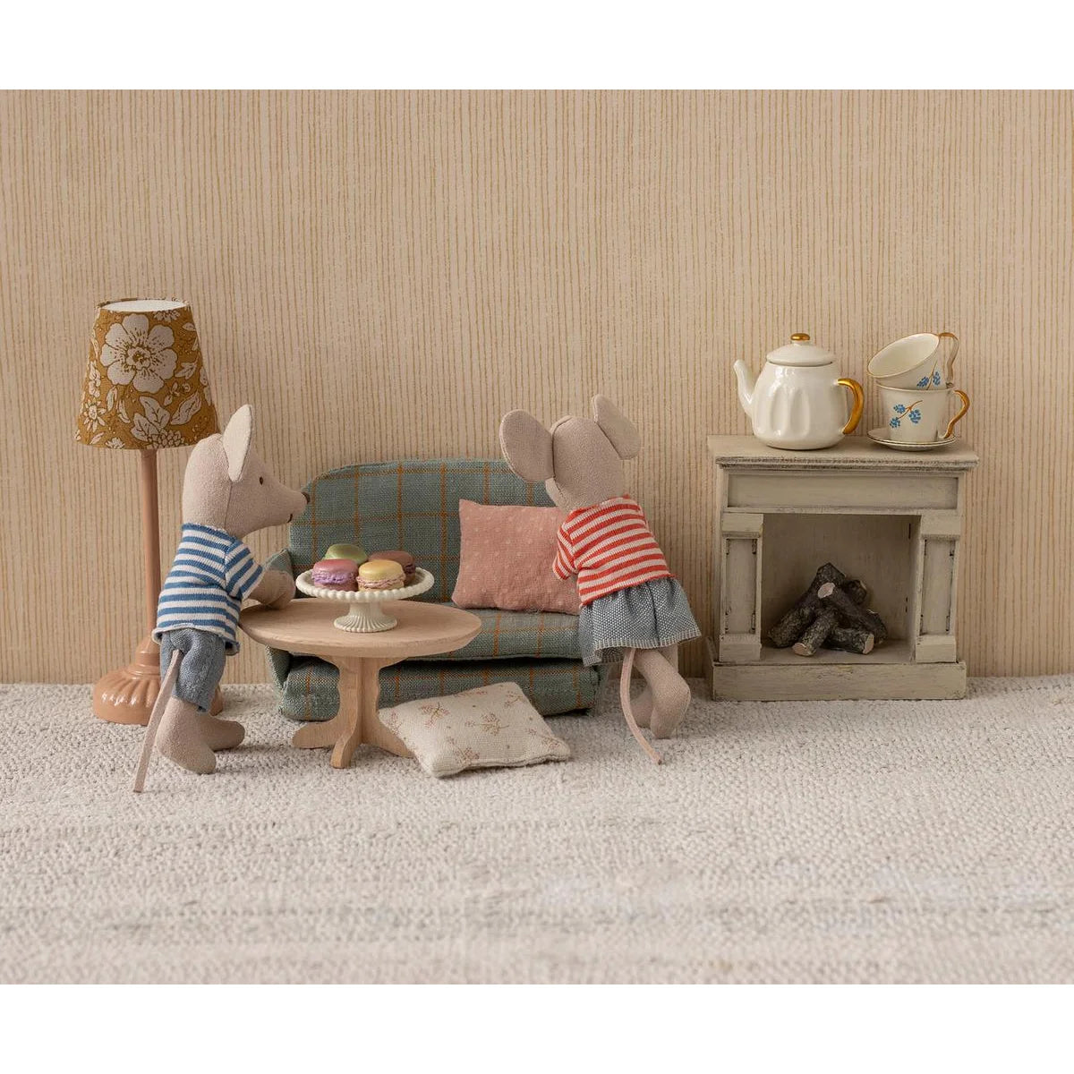 Blauer Karo-Sofa mit rosa Kissen und weißem LouiMax-Stella-Mäuschen