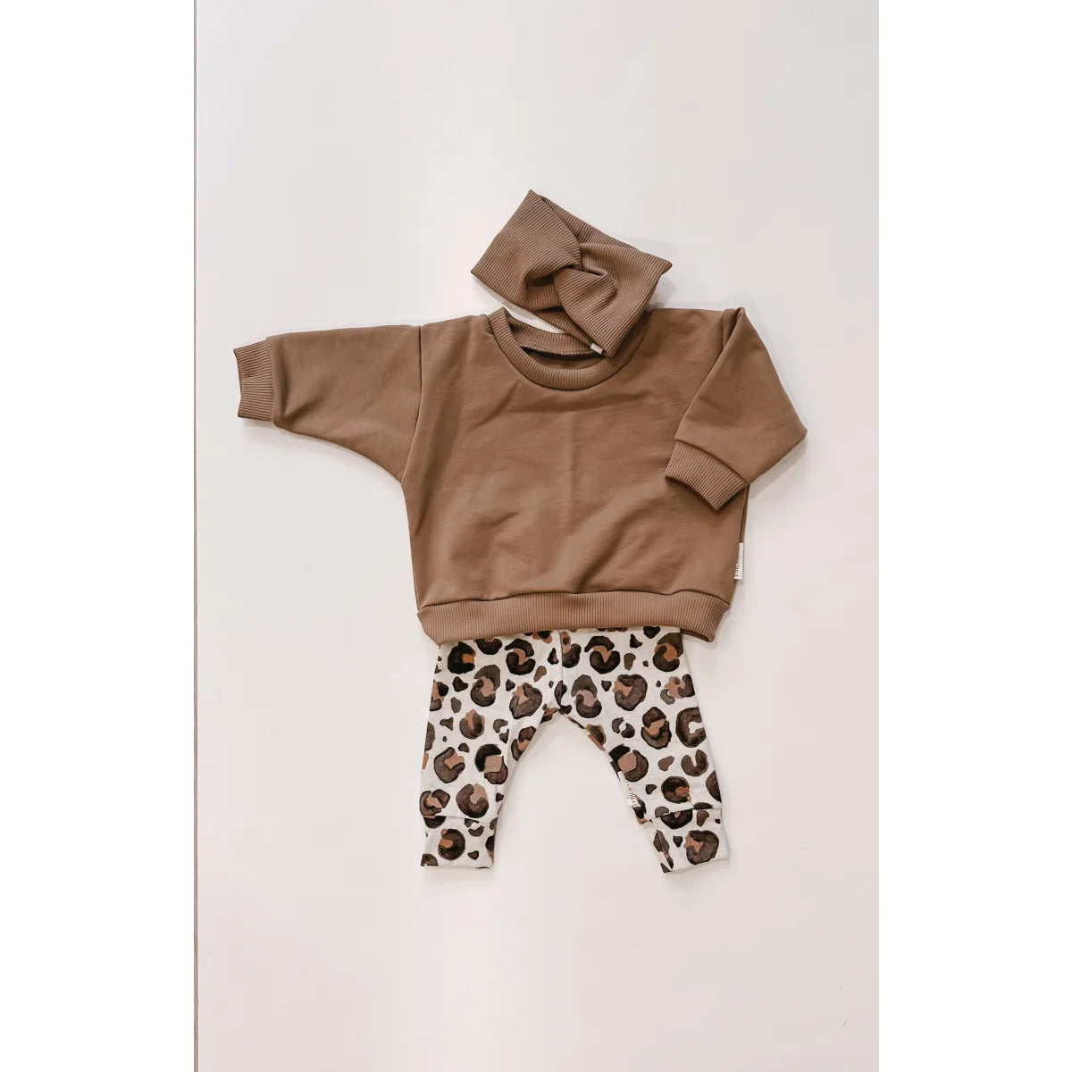 Baby Outfit mit braunem Sweatshirt und Leopardenmuster-Hose von Lounge Sweater Kakao