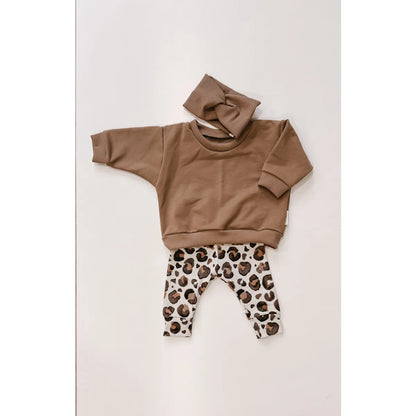 Baby Outfit mit braunem Sweatshirt und Leopardenmuster-Hose von Lounge Sweater Kakao