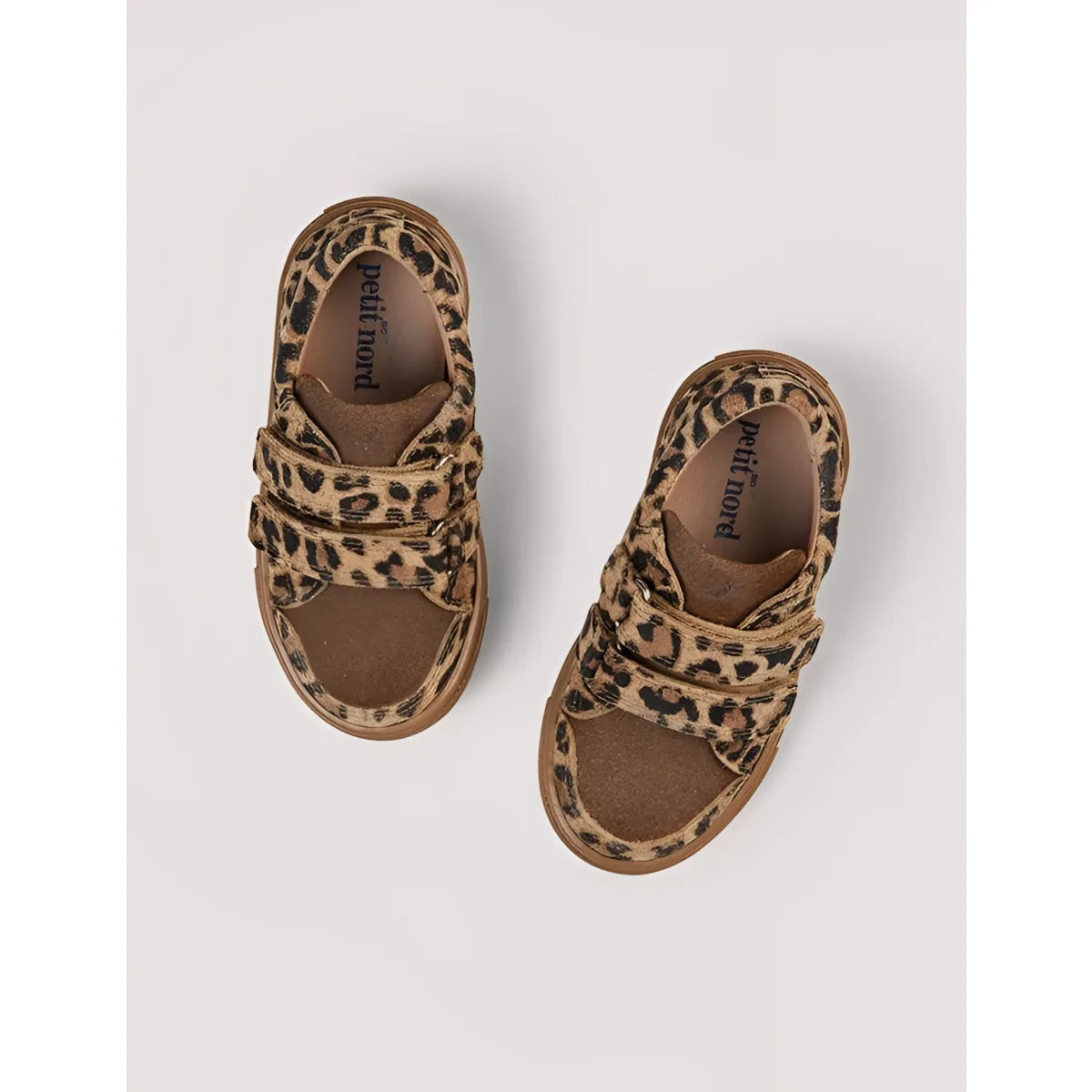 Niedrige Leopard-Sneaker aus tan-schwarzem Wildleder von Petit Bateau