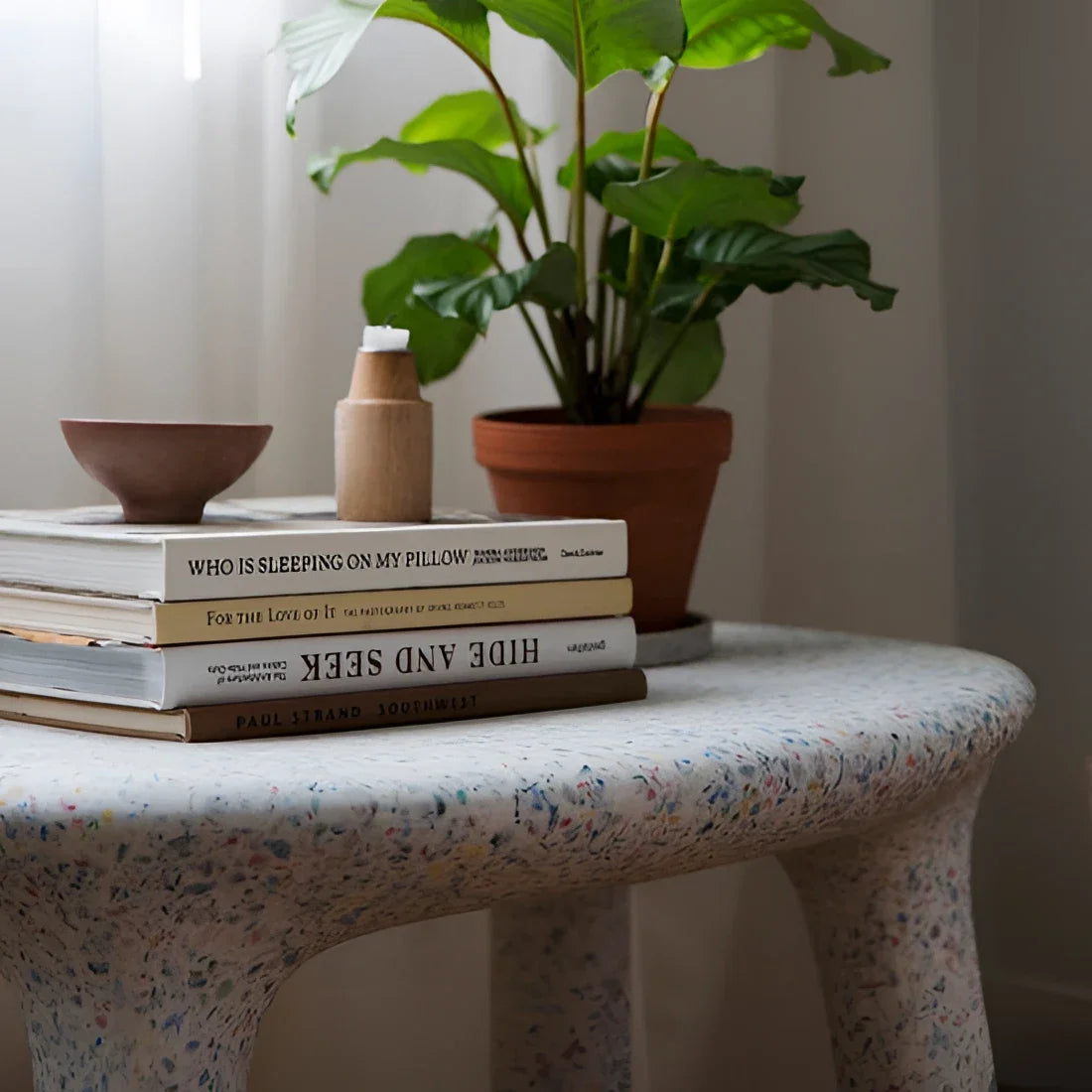 Luisa tisch party speckled terrazzo side table mit geschwungener organischer form und hellfarbiger oberfläche