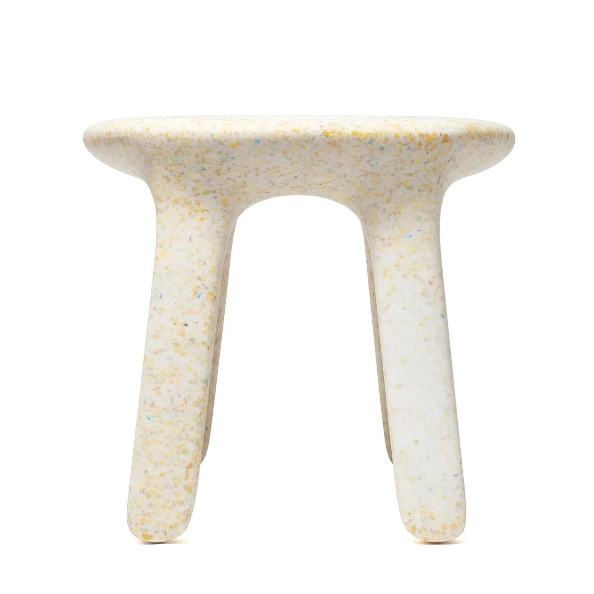 Moderner minimalistischer hocker luisa tisch vanille mit offwhite gesprenkelter resinoberfläche und drei schlanken beinen