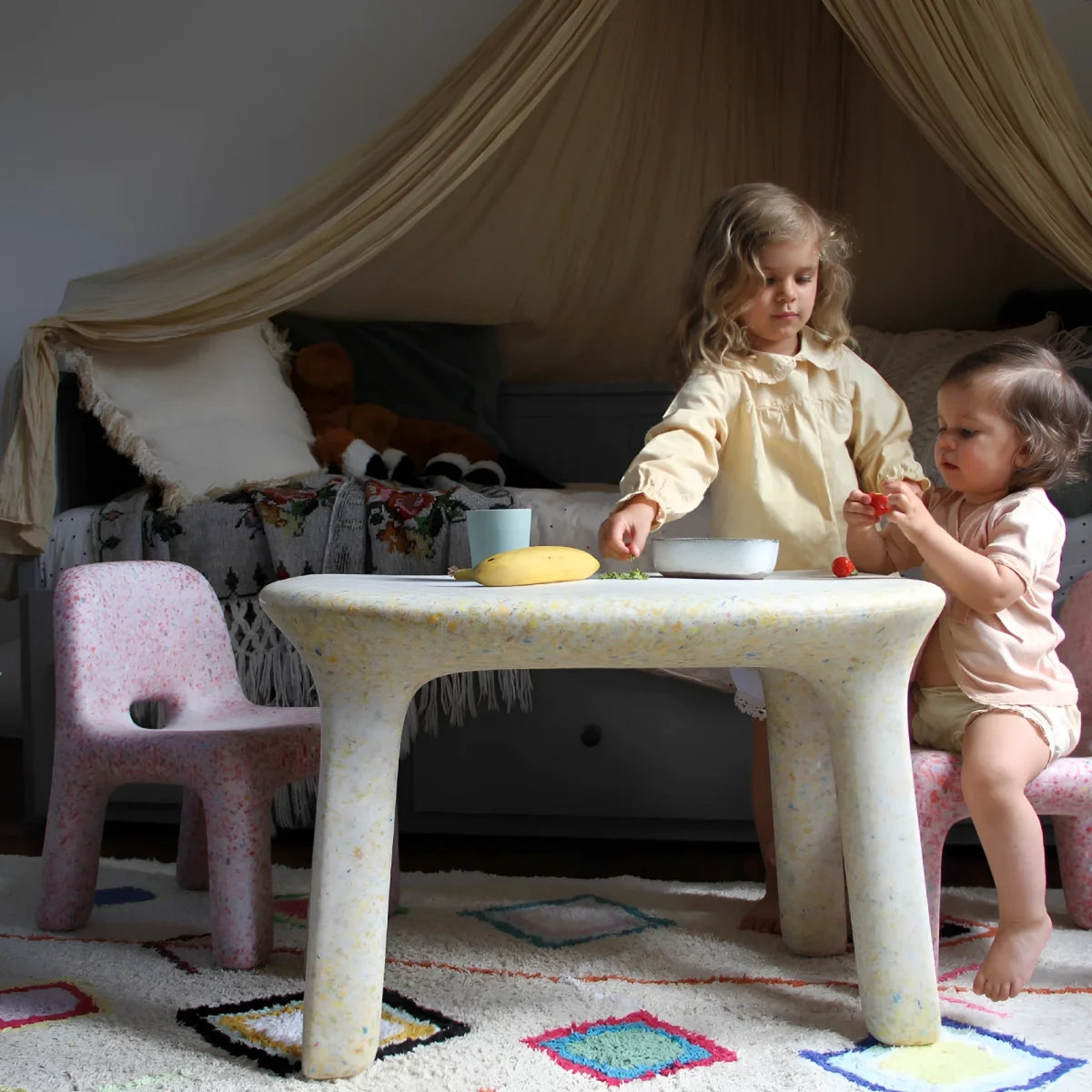 Creamfarbener kindertisch luisa tisch vanille mit abgerundeten kanten und robusten beinen