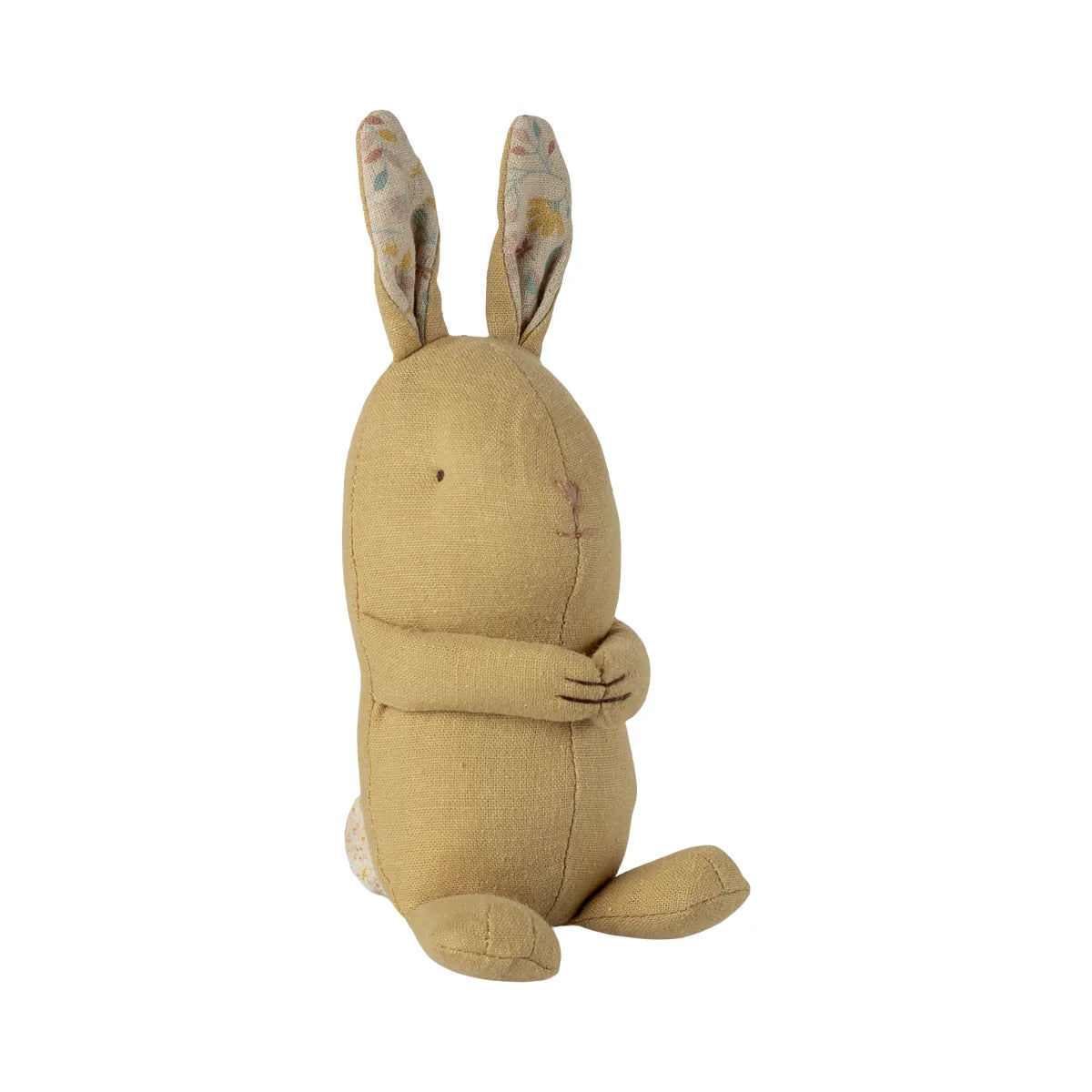 Ein weicher beige fabric hase mit stickereien und gemusterten ohren von lullaby friends für nachhaltige babykleidung schweiz