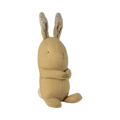 Ein weicher beige fabric hase mit stickereien und gemusterten ohren von lullaby friends für nachhaltige babykleidung schweiz