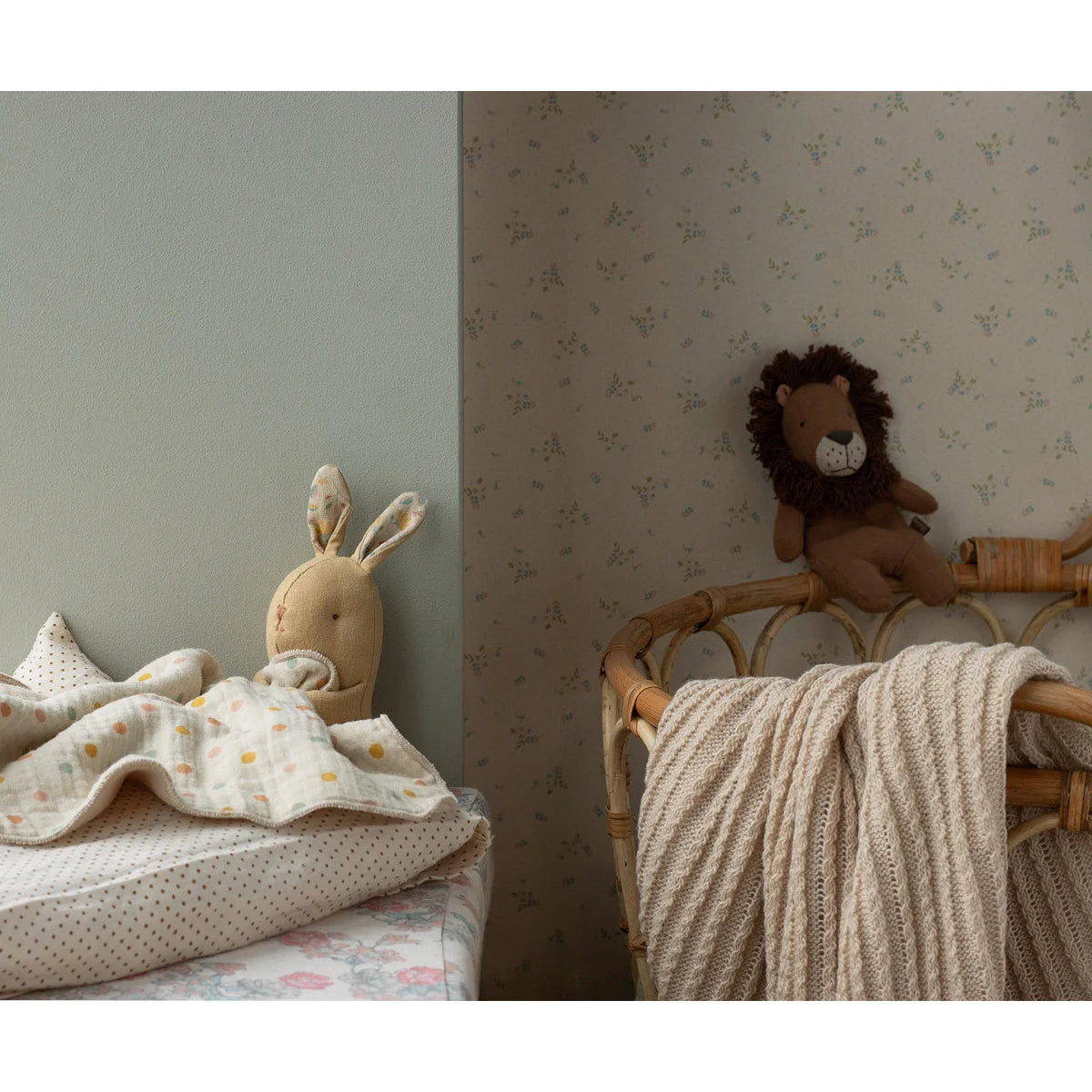 Ein weicher brauner hase mini lullaby friends plüschlöwe mit texturierter maneg im cremegelb passend für ökologische