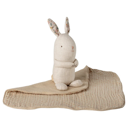 Lullaby friends hase mini nature ein weicher cremefarbener plüschhase mit besticktem gesicht und gemusterten ohren