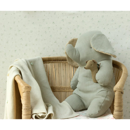 Plüsch-Elefantenspielzeug in einem Korbstuhl, Teil der Lullaby Friends Kollektion