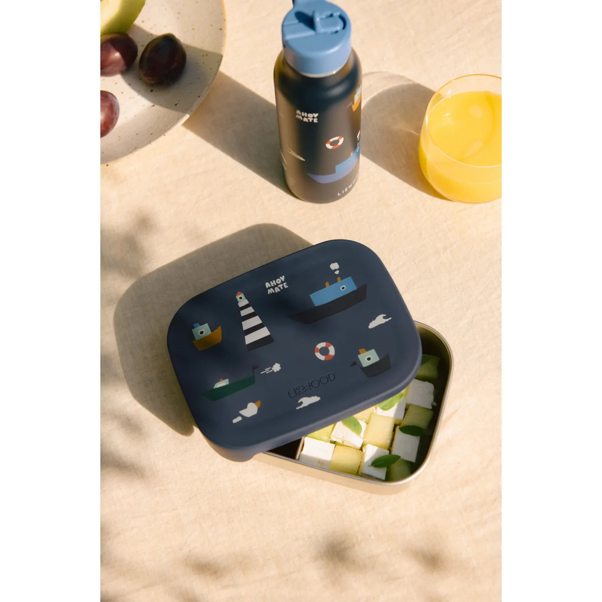 Navyblaues Deckel-Lunchbox Arthur mit Schiffsillustrationen und Fruchtstücken