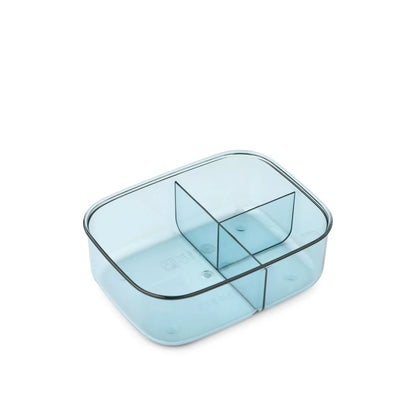 Lichtblauer transparenter arthurs lunchbox aus tritan mit klarem innenteiler und rennauto-design