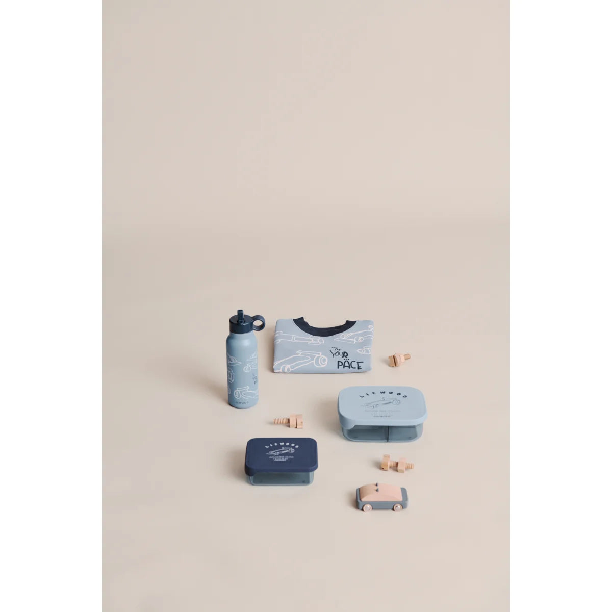 Hellblauer metallischer tritan wasserflasche mit schwarzem schraubverschluss und griff lunchbox arthur race cars beach blue