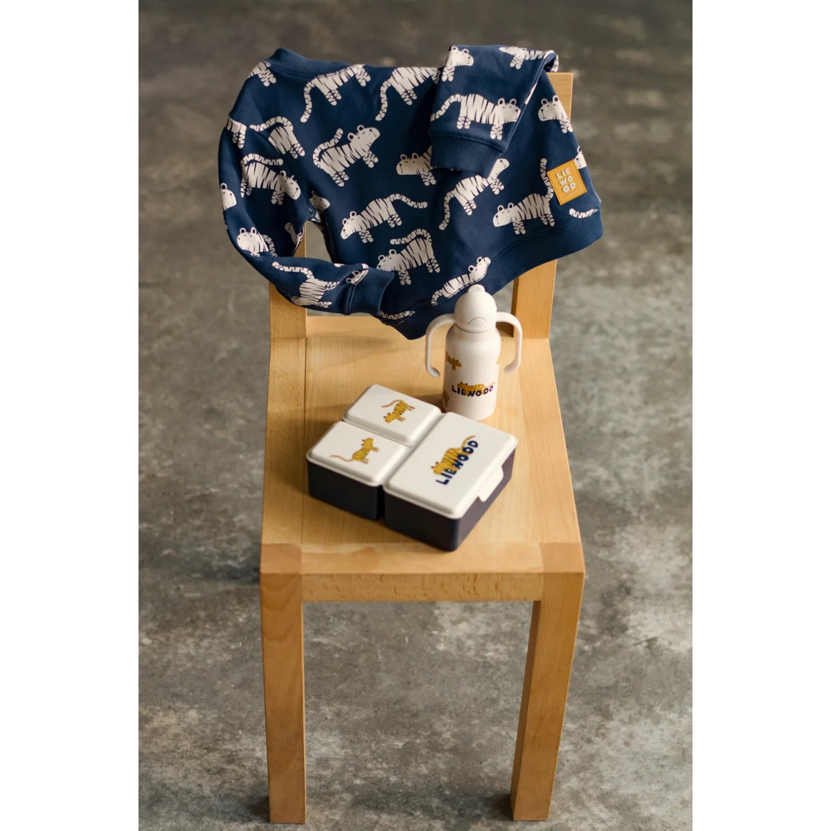 Navyblaues sweatshirt lunchbox driss tiger sandy mit weißen tigerprints und gelbem markenetikett