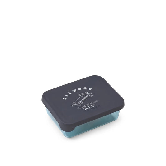 Schlanke rechteckige Lunchbox Tritan Ako Race Car Classic Navy mit mattem dunkelgrauem Deckel und weisser Rennwagen-Grafik