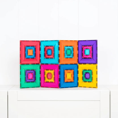 Buntes Magnetbausteine Set mit acht magnetischen quadratischen Fliesen mit verschachtelten Quadraten