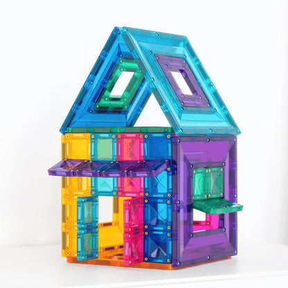 Buntes Magnetbausteine Spielhaus mit offenem Tür- und Fensterdesign