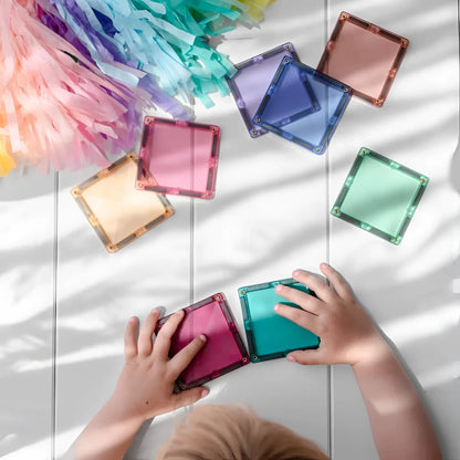 Händeschritte arrangieren farbige Quadratziegel des Magnetbausteine Creative Pack Pastel