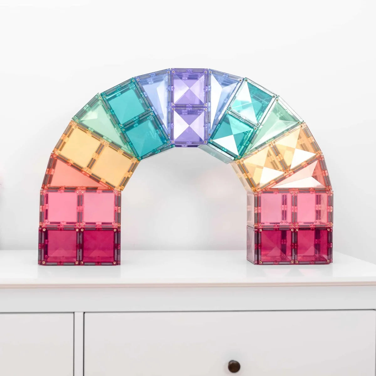 Regenbogenfarbiger Bogen aus transluzenten Magnetbausteinen im Creative Pack Pastel