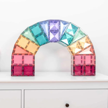 Regenbogenfarbiger Bogen aus transluzenten Magnetbausteinen im Creative Pack Pastel