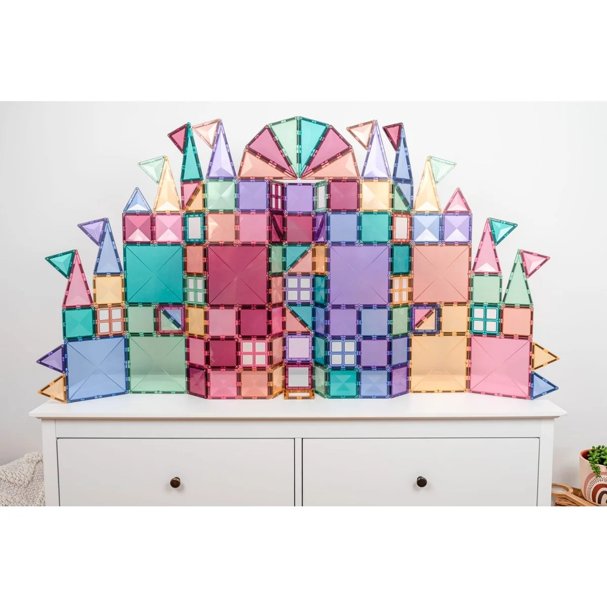 Bunte geometrische Baukastenschloss aus transparenten Kunststoffteilen in Pastellfarben