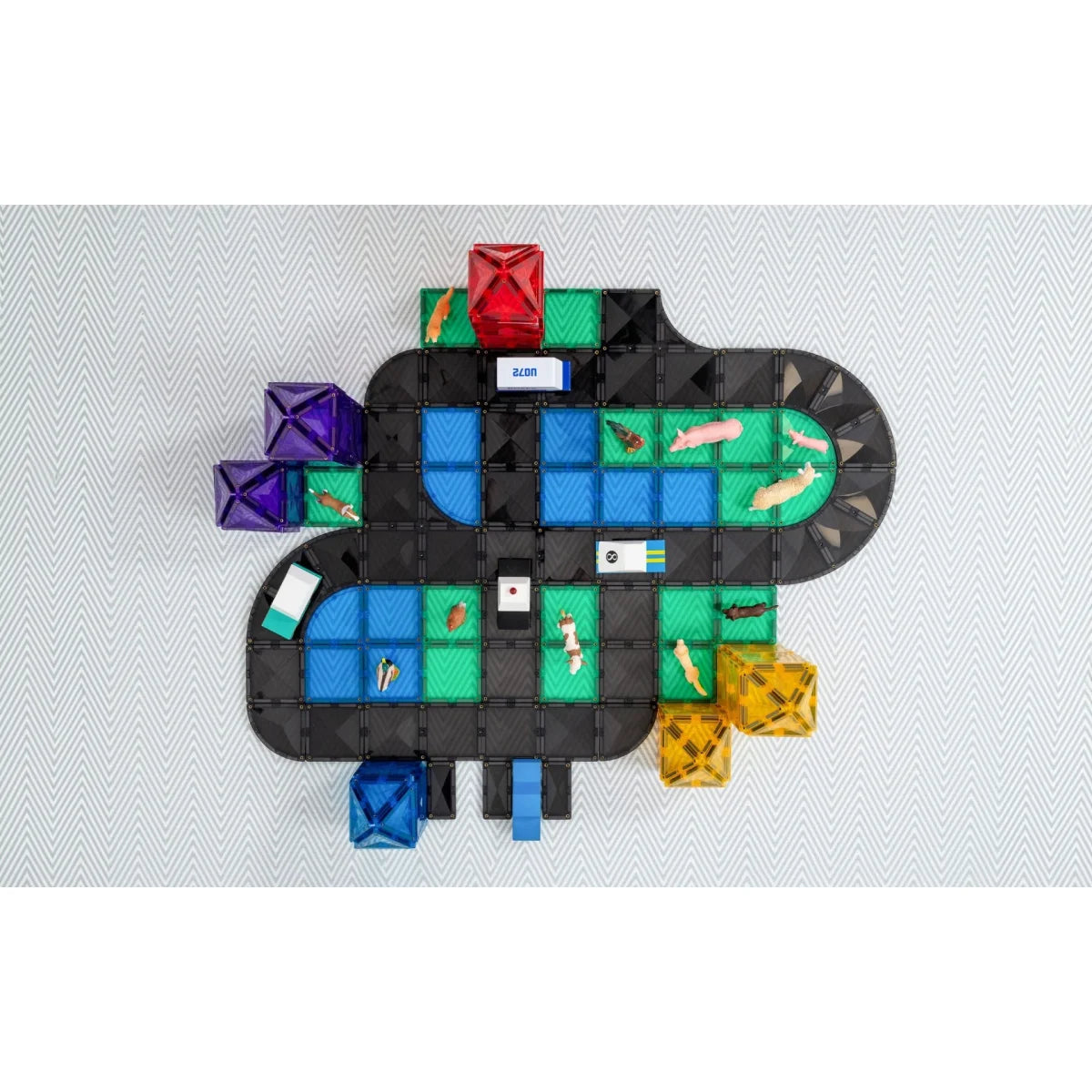Buntes Brettspiel mit gewundenem Pfad und geometrischen Formen aus Magnetbausteinen