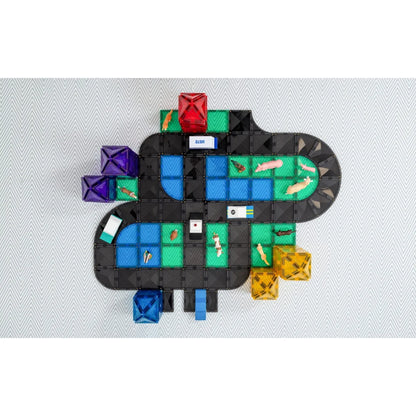 Buntes Brettspiel mit gewundenem Pfad und geometrischen Formen aus Magnetbausteinen