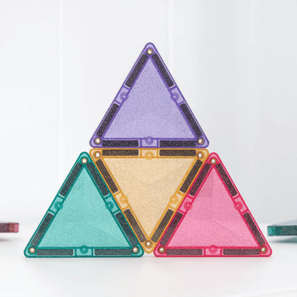 Bunte, durchsichtige Magnetbausteine in Dreiecksform aus dem Glitter Castle Pack 48 Stk