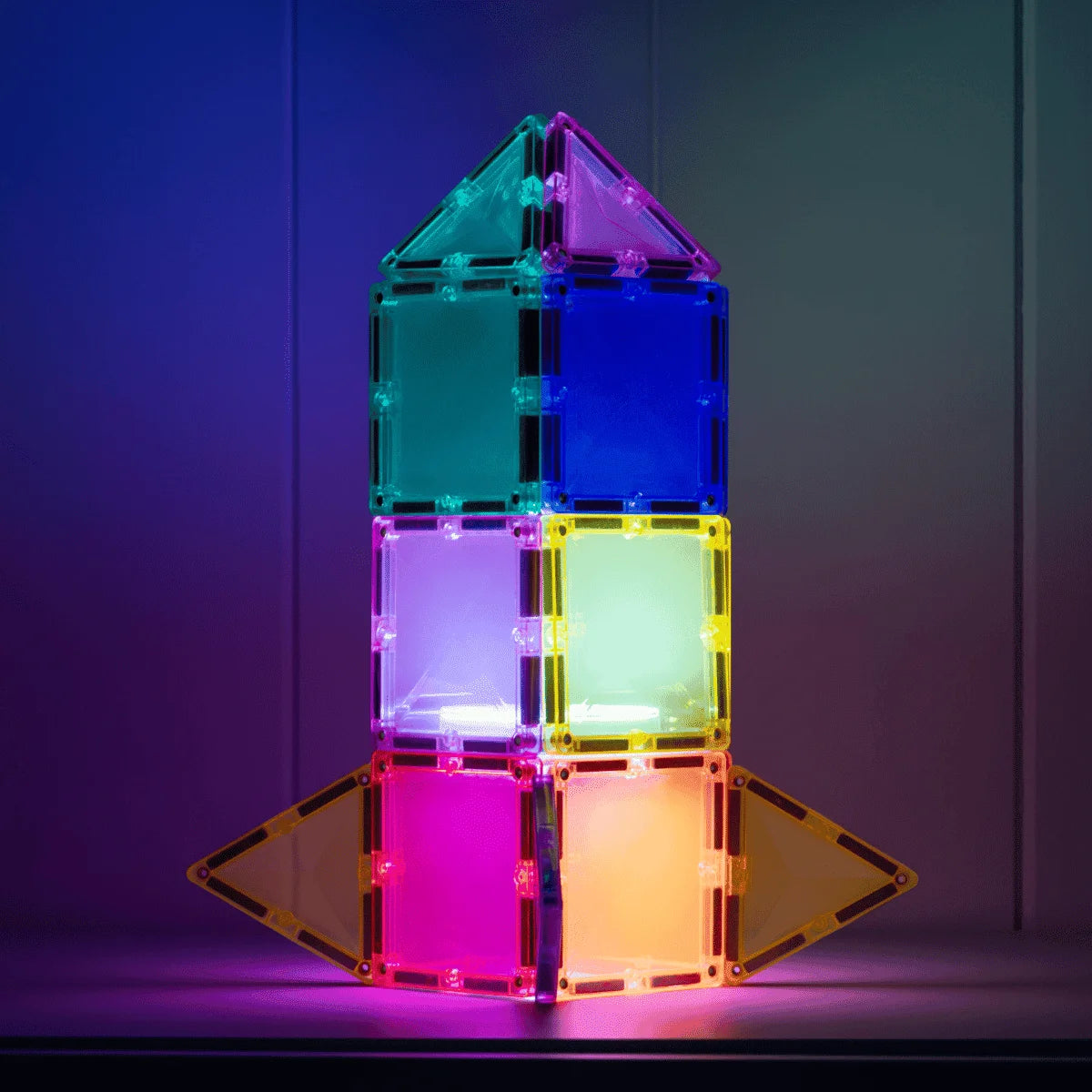 Buntes leuchtendes Spielzeugrakete aus transparenten Magnetbausteinen im Magnetbausteine Light Star Pack