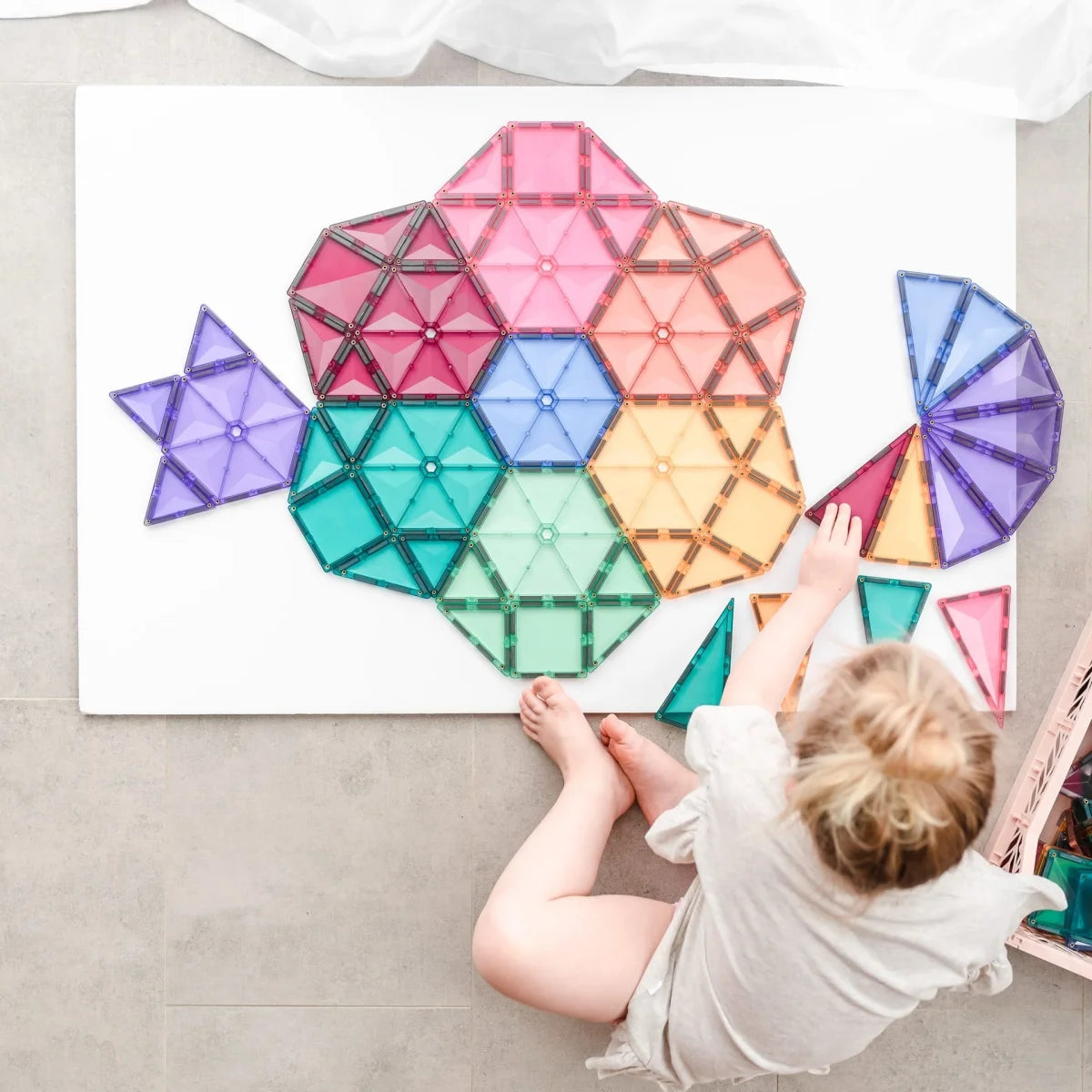 Bunte geometrische Formen im Blütenmuster auf weißer Fläche Magnetbausteine Mega Pack Pastel