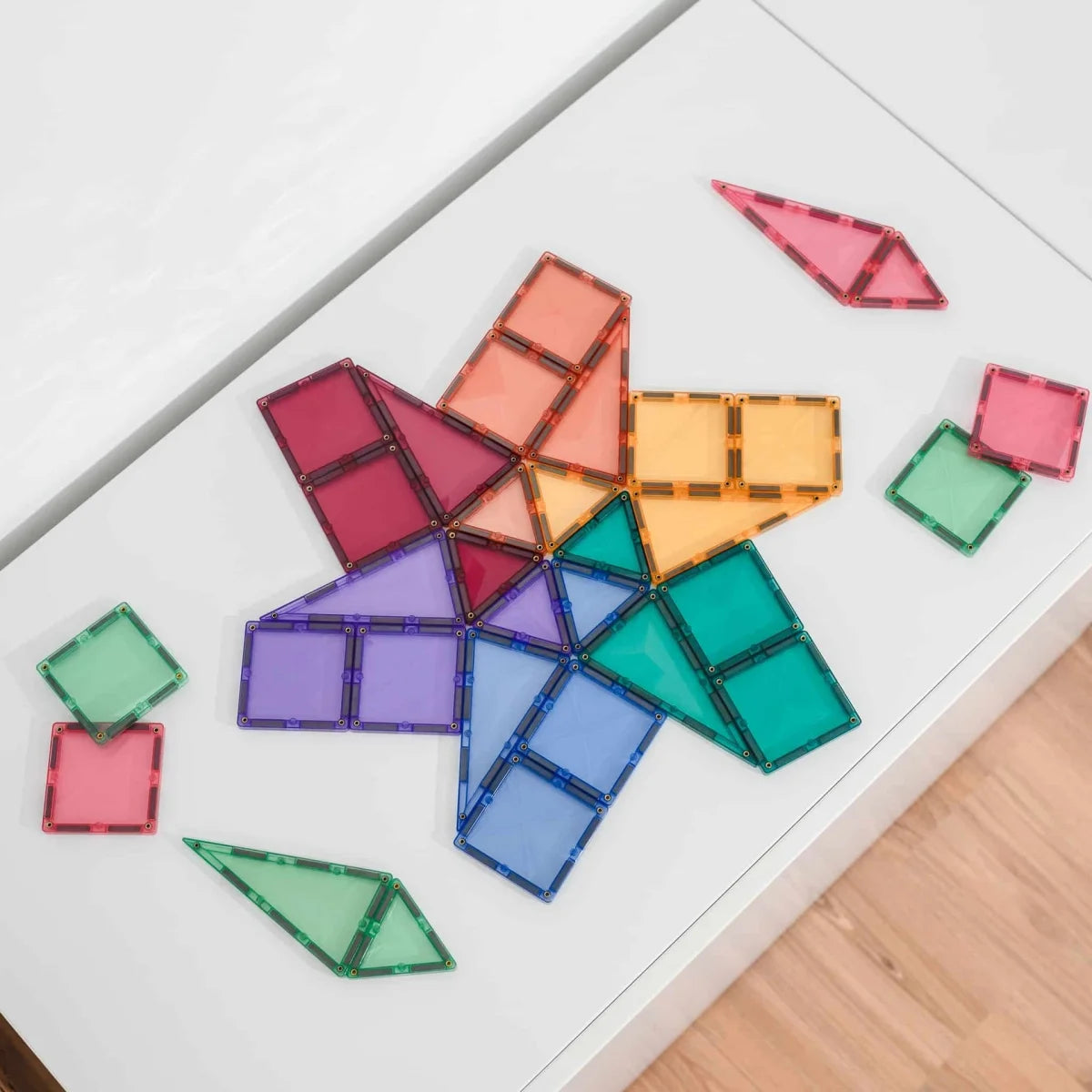 Bunte geometrische Magnetsteine in Sternform auf weißem Untergrund im Mini Pack Pastel