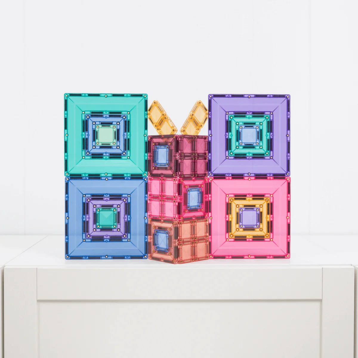 Buntes transparentes magnetbausteine set in geschenkbox form mit 48 pastellfarbenen quadratischen steinen