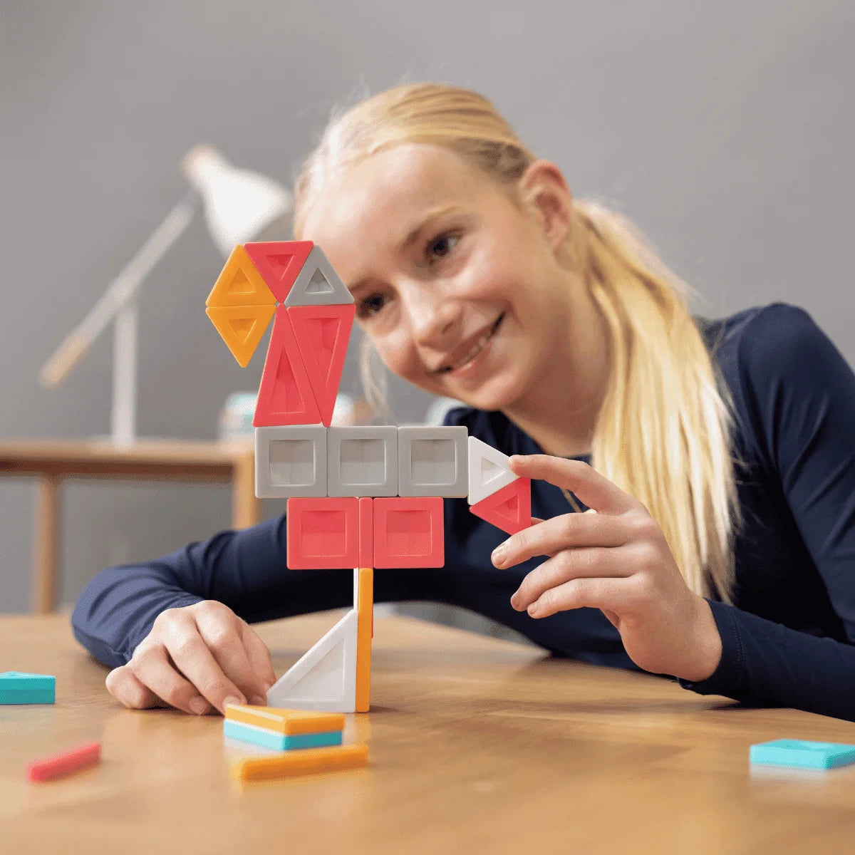 Junge Mädchen baut kreative Magnetbaustein-Kreation mit PRO Constructor Set 70 Stk