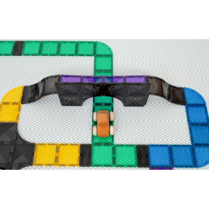 Bunte Spielzeugrennstrecke mit Segmenten aus dem Magnetbausteine Ramps & Intersections Pack