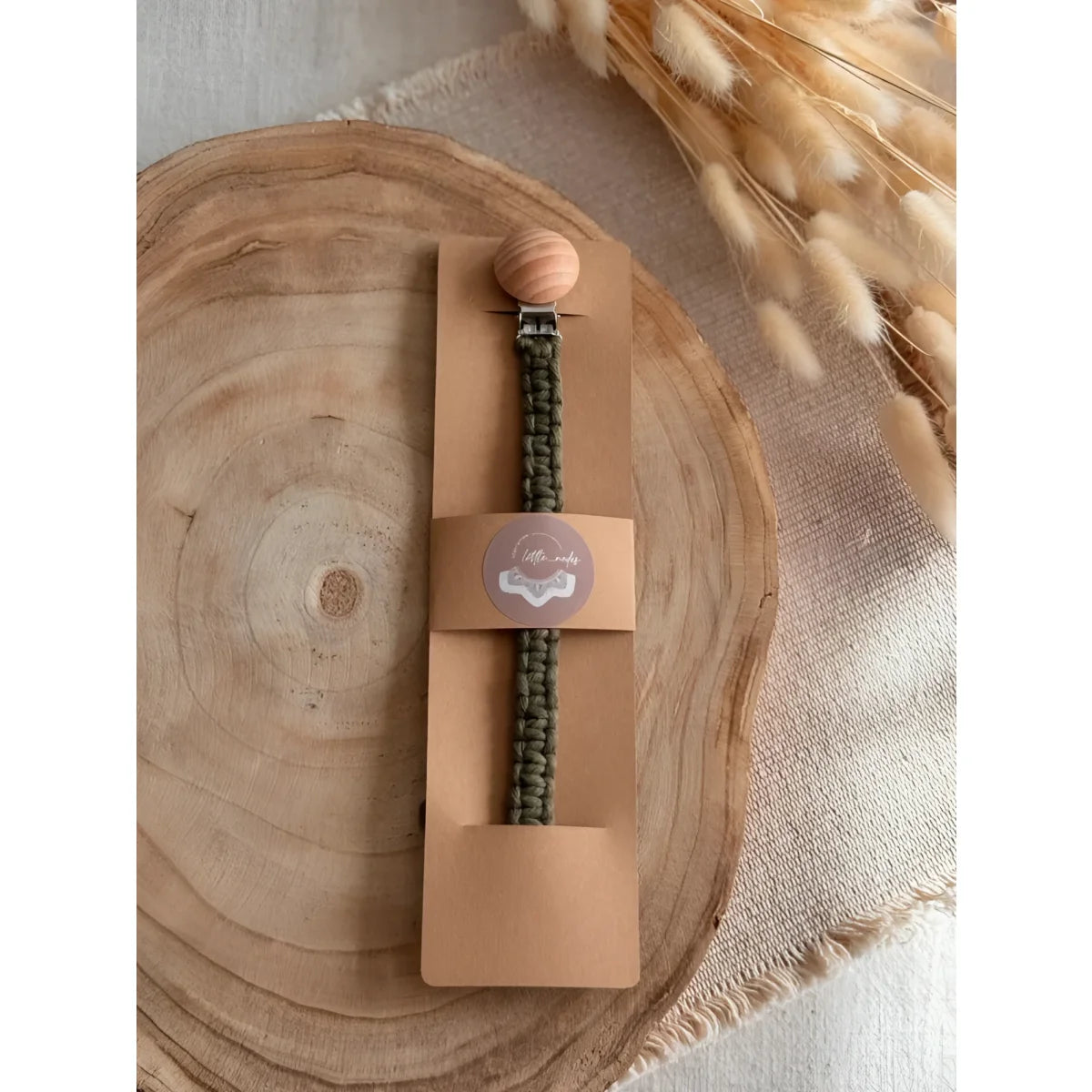 Perlenarmband mit Kristallmittelstück auf braunem Kartondisplay für Makramee Nuggiketten